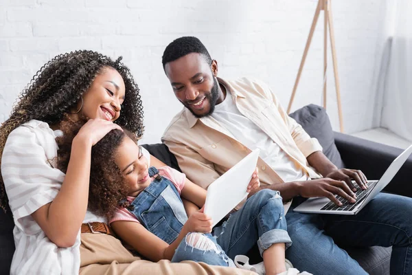 Africano Americano Niño Usando Portátil Cerca Feliz Madre Padre Con — Foto de Stock