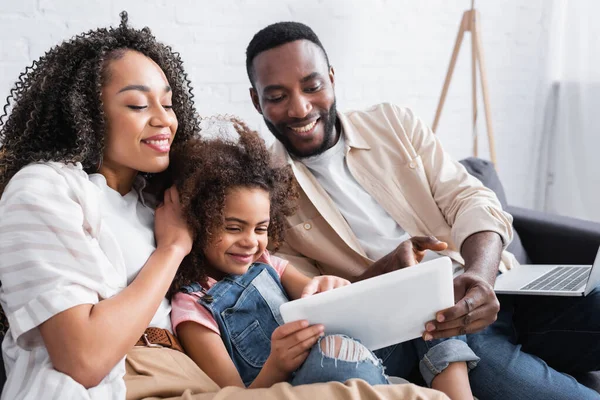 Menina Americana Africana Usando Laptop Perto Mãe Feliz Pai Com — Fotografia de Stock