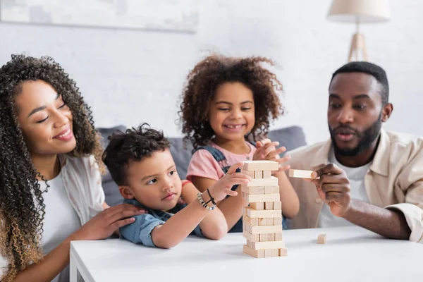 Família Afro Americana Feliz Jogar Blocos Madeira Jogo Casa — Fotografia de Stock