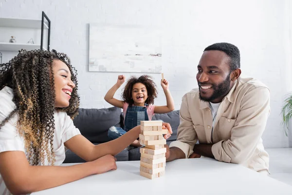 Upphetsad Afrikansk Amerikansk Unge Visar Vinna Gest Nära Leende Föräldrar — Stockfoto