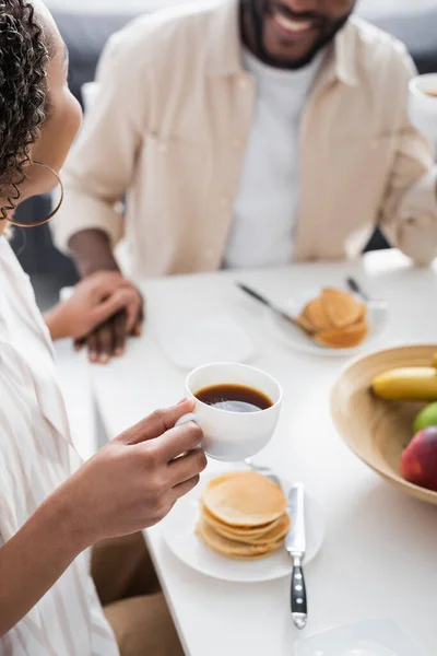 Abgeschnittene Ansicht Einer Afrikanisch Amerikanischen Frau Mit Kaffeetasse Die Die — Stockfoto