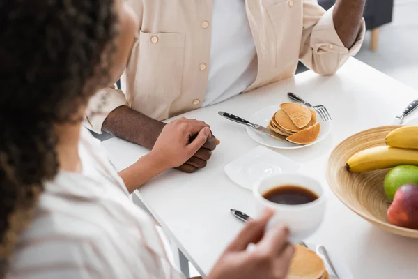 Vista Parcial Mujer Afroamericana Tocando Mano Del Marido Durante Desayuno —  Fotos de Stock