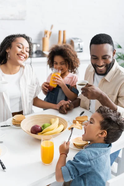 Afro Américain Garçon Manger Crêpes Près Heureux Parents Soeur — Photo