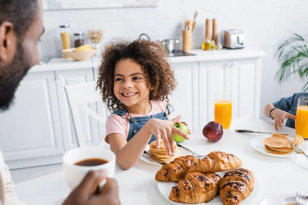Joyeuse Fille Afro Américaine Pointant Doigt Les Croissants Pendant Petit — Photo