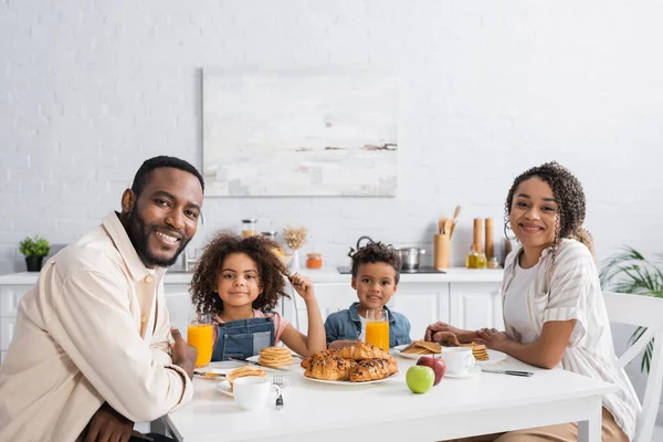 Gelukkig Afrikaans Amerikaans Familie Glimlachen Camera Tijdens Het Ontbijt — Stockfoto