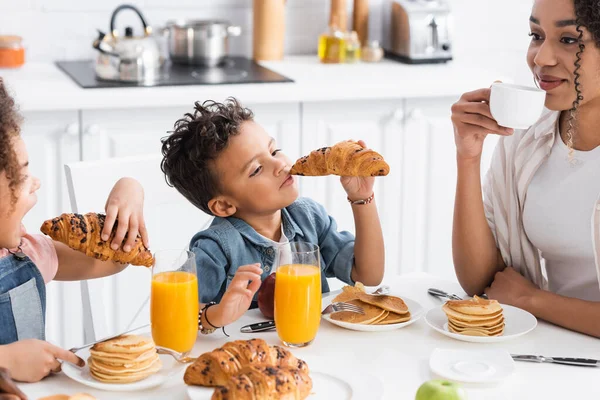 African American Kids Eating Croissants Happy Mom Drinking Coffee Breakfast — Stock Photo, Image