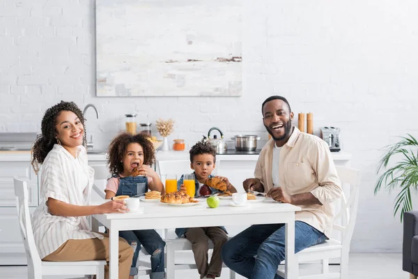 Mutfakta Kahvaltıda Kameraya Gülümseyen Mutlu Afro Amerikan Çift — Stok fotoğraf