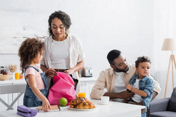 Afrikaans Amerikaanse Vrouw Verpakking Rugzak Van Dochter Keuken — Stockfoto