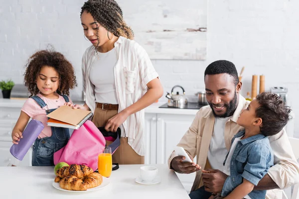 Afro Américaine Mère Fille Emballage Sac Dos Ensemble Dans Cuisine — Photo