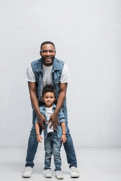 Visão Comprimento Total Alegre Pai Filho Afro Americano Sorrindo Para — Fotografia de Stock