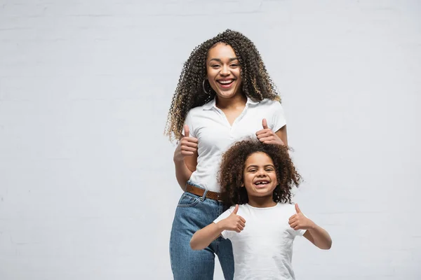 Emocionado Afroamericano Chica Con Mamá Mostrando Pulgares Hacia Arriba Gris —  Fotos de Stock