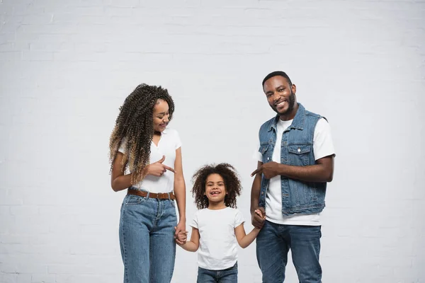 Afrikanisches Amerikanisches Paar Zeigt Auf Tochter Auf Grau — Stockfoto