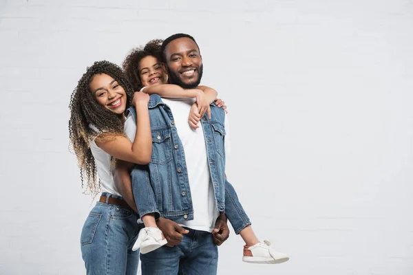 Alegre Família Afro Americana Olhando Para Câmera Cinza — Fotografia de Stock