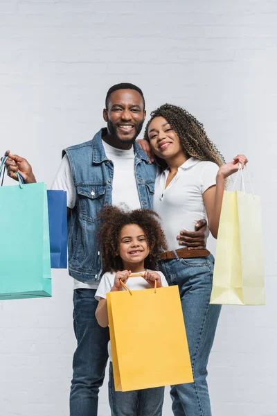 Glada Afrikanska Amerikanska Par Håller Flerfärgade Shoppingväskor Medan Tittar Kameran — Stockfoto