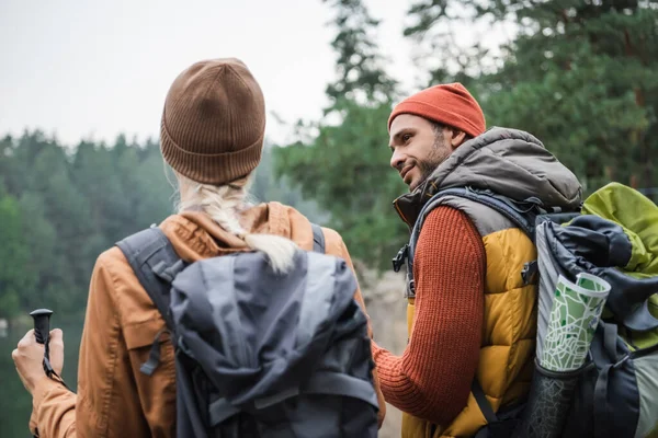 Young Man Backpack Looking Woman Forest — Stockfoto