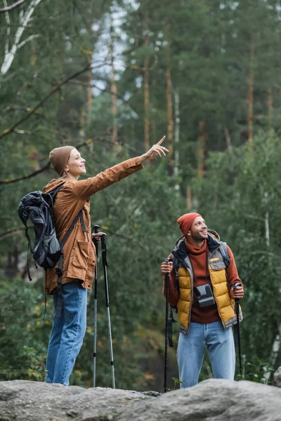 Mujer Feliz Señalando Con Dedo Cerca Novio Trekking Bosque — Foto de Stock