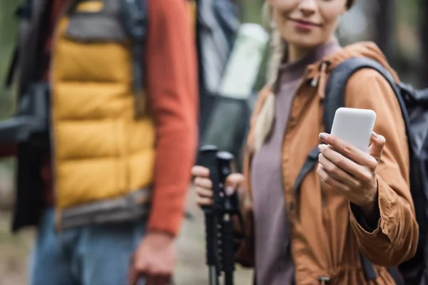 Corte Vista Mulher Sorridente Segurando Smartphone Perto Namorado Borrado — Fotografia de Stock