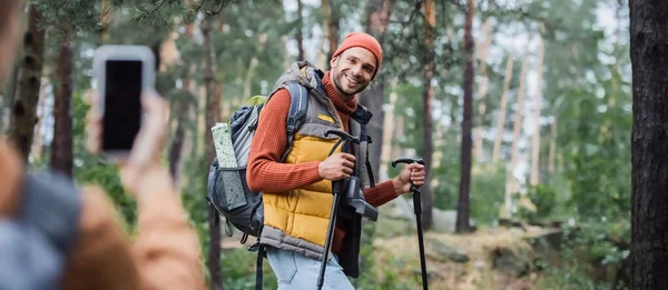 Mujer Borrosa Tomando Fotos Novio Alegre Teléfono Inteligente Con Pantalla — Foto de Stock