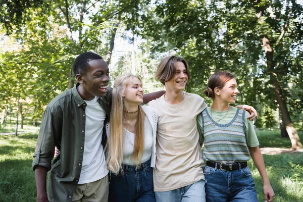 Leende Multietniska Tonåringar Tittar Bort Parken — Stockfoto