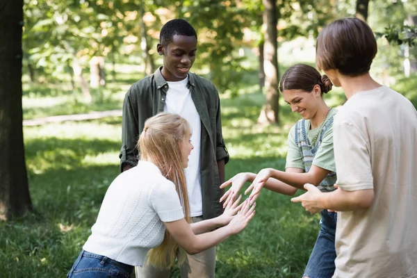 Sonrientes Adolescentes Jugando Cerca Amigos Multiétnicos Parque — Foto de Stock