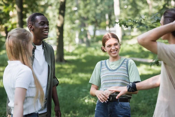 Sonriente Interracial Adolescentes Mirando Borrosa Amigo Parque —  Fotos de Stock