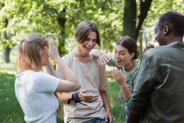 Adolescents Interraciaux Positifs Passent Temps Ensemble Dans Parc — Photo