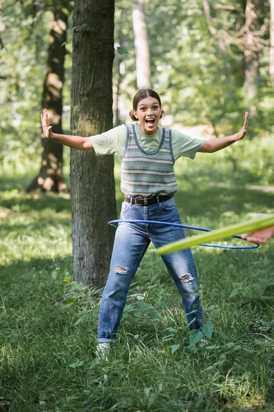 Podekscytowany Nastolatek Dziewczyna Twisting Hula Obręcz Trawie Park — Zdjęcie stockowe