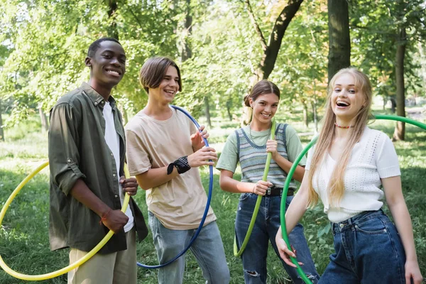 Sonriendo Interracial Adolescentes Sosteniendo Hula Hoops Parque — Foto de Stock