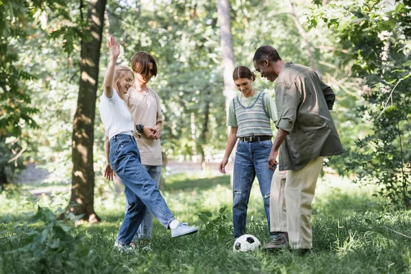 Adolescents Multiethniques Joyeux Jouant Football Dans Parc — Photo