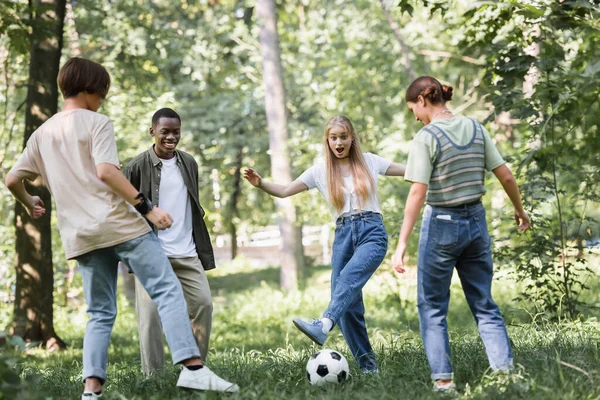 Ragazza Eccitata Che Gioca Calcio Con Adolescenti Multietnici Nel Parco — Foto Stock