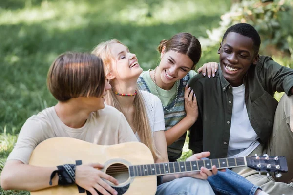 Smiling Interracial Teenagers Acoustic Guitar Spending Time Park — Stock Photo, Image