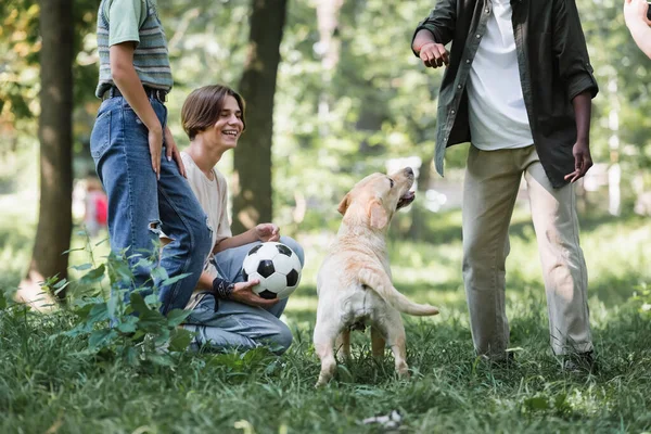 Adolescentes Multiétnicos Que Pasan Tiempo Con Pelota Fútbol Recuperador Parque — Foto de Stock