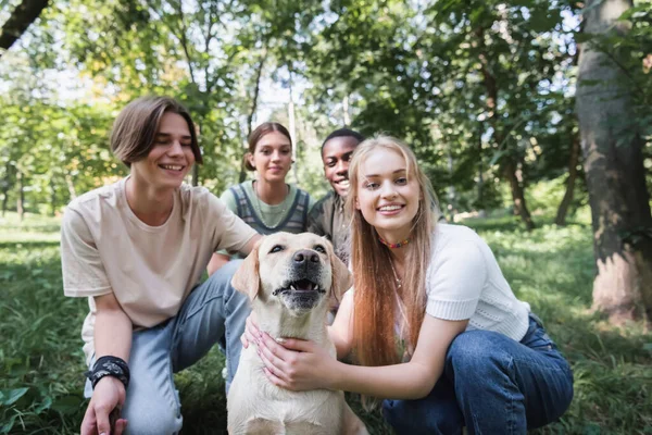 Retriever Nära Suddiga Multietniska Tonåringar Parken — Stockfoto