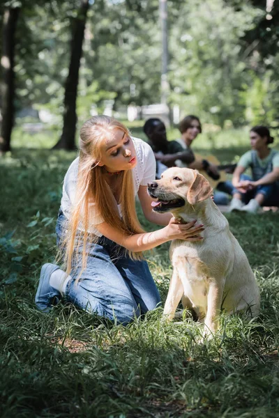 Adolescente Haciendo Pucheros Labios Cerca Retriever Hierba —  Fotos de Stock