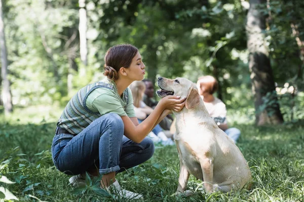 Vista Lateral Chica Haciendo Pucheros Labios Mientras Mira Retriever Parque — Foto de Stock