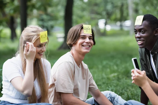 Adolescentes Multiétnicos Positivos Con Smartphone Jugando Quién Soy Parque — Foto de Stock