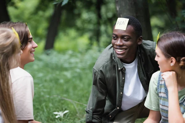 Alegre Interracial Adolescentes Con Pegatinas Jugando Quién Soy Parque — Foto de Stock