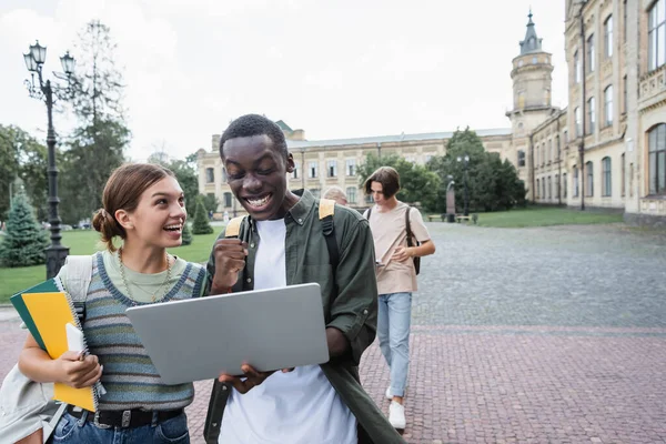 Estudiante Afroamericano Con Laptop Mostrando Gesto Cerca Amigo Aire Libre — Foto de Stock