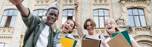 Opgewonden Interraciale Studenten Tonen Gebaar Buurt Van Gebouw Banner — Stockfoto