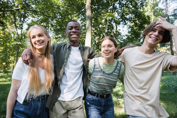 Adolescentes Multiétnicos Abrazándose Parque Durante Verano — Foto de Stock