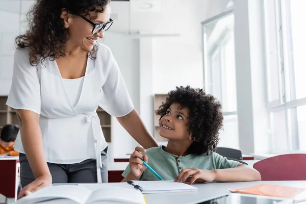 Afrikaans Amerikaans Schooljongen Een Leraar Kijken Naar Elkaar Tijdens Les — Stockfoto