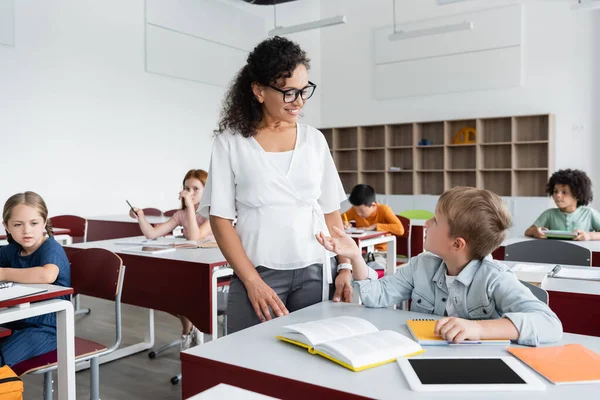 Schooljongen Gebaren Terwijl Praten Met Afrikaans Amerikaans Leraar Tijdens Les — Stockfoto