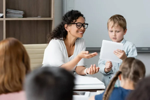 Smiling African American Teacher Pointing Digital Tablet Hands Schoolboy — Stock Photo, Image