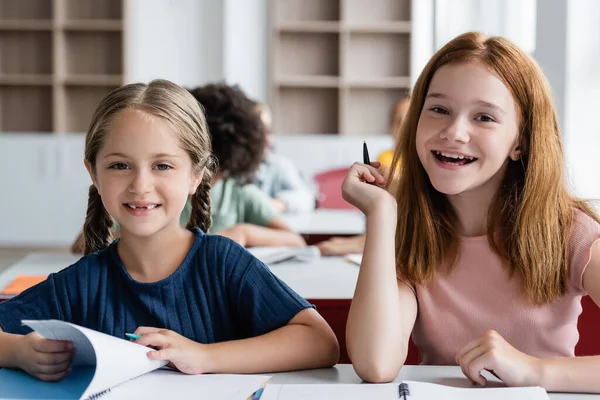 Alunas Felizes Sorrindo Para Câmera Durante Aula Escola — Fotografia de Stock