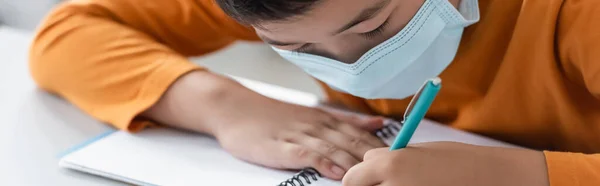 Asiático Escolar Médico Máscara Escritura Notebook Durante Lección Banner —  Fotos de Stock