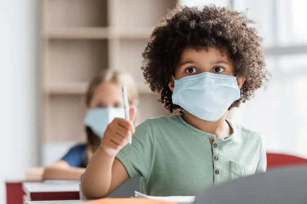 Afrikanisches Amerikanisches Kind Medizinischer Maske Hält Stift Während Des Unterrichts — Stockfoto