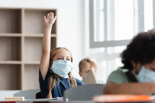 Studentessa Maschera Medica Alzando Mano Durante Lezione Vicino Compagni Classe — Foto Stock