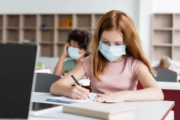 Rossa Studentessa Maschera Medica Scrivere Nel Taccuino Durante Lezione — Foto Stock