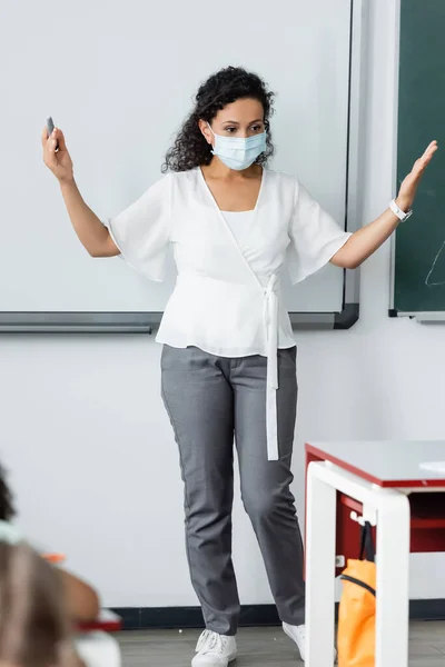 Afro Amerikai Tanár Orvosi Maszk Gesztikulál Órán Osztályteremben — Stock Fotó