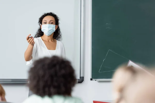 Afrikanisch Amerikanischer Lehrer Zeigt Während Des Unterrichts Mit Der Hand — Stockfoto